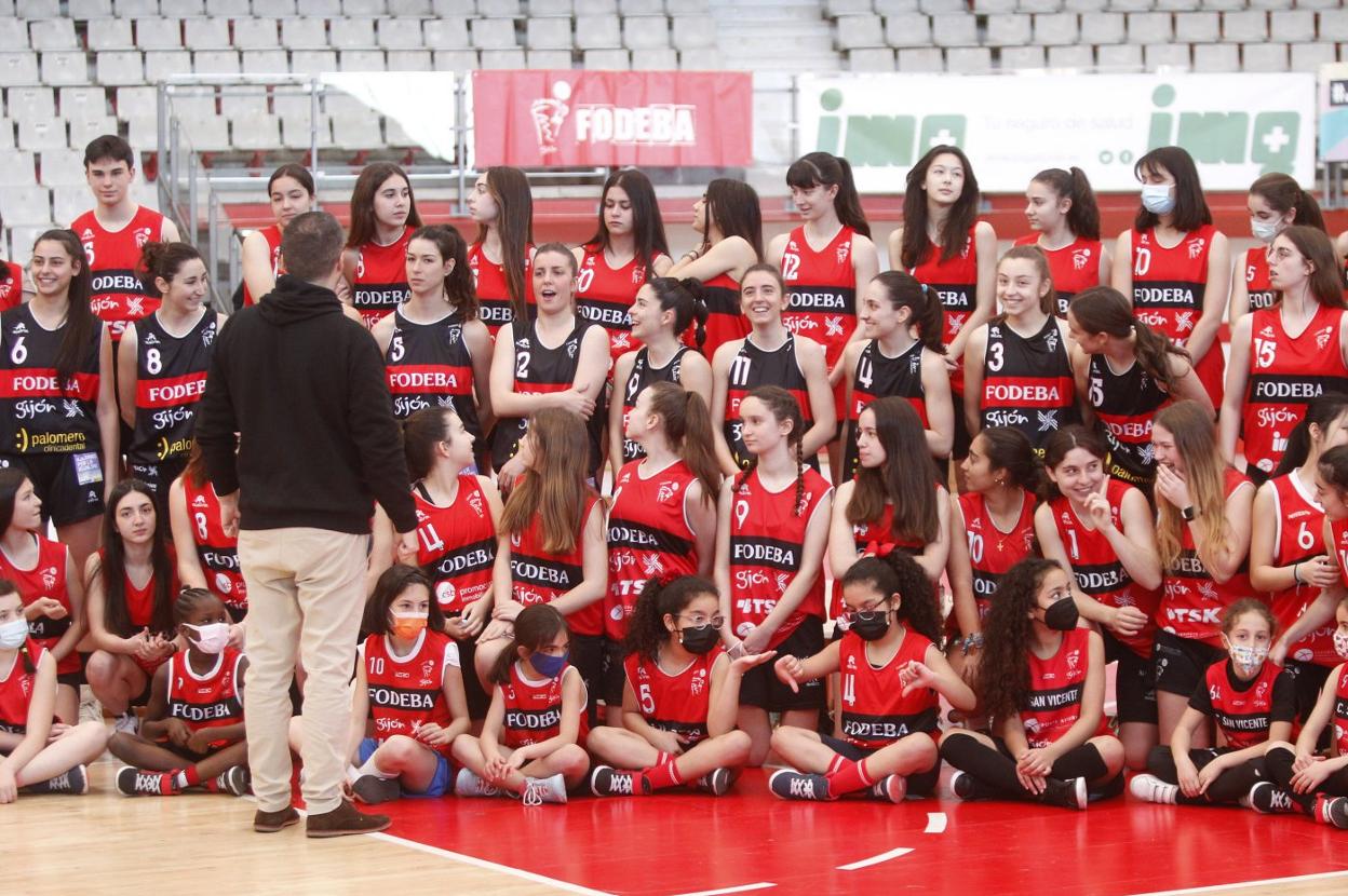 Las jugadoras, mientras se preparan para la foto de familia. 