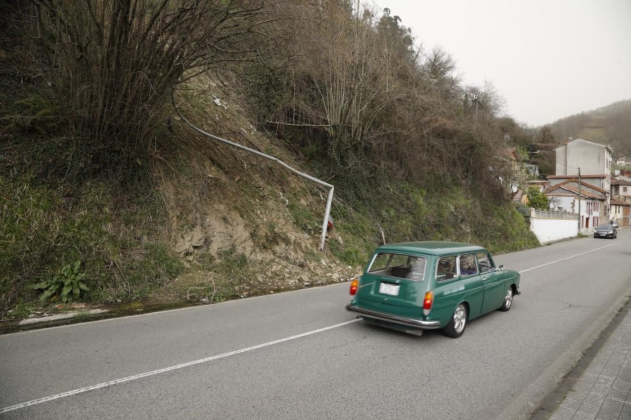 El argayo de Blimea, de hace tres meses, con una farola plegada. 