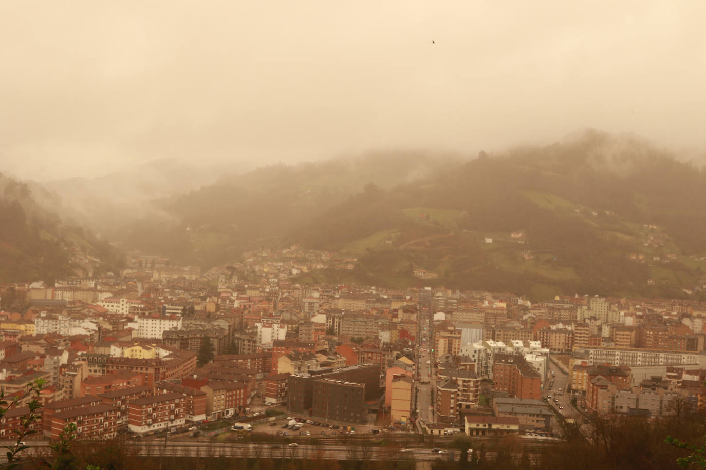 La nube de polvo sahariano continúa tiñendo de naranja los cielos de la región, a pesar la lluvia caída en las últimas horas que no ha servido para hacer remitir la calima.