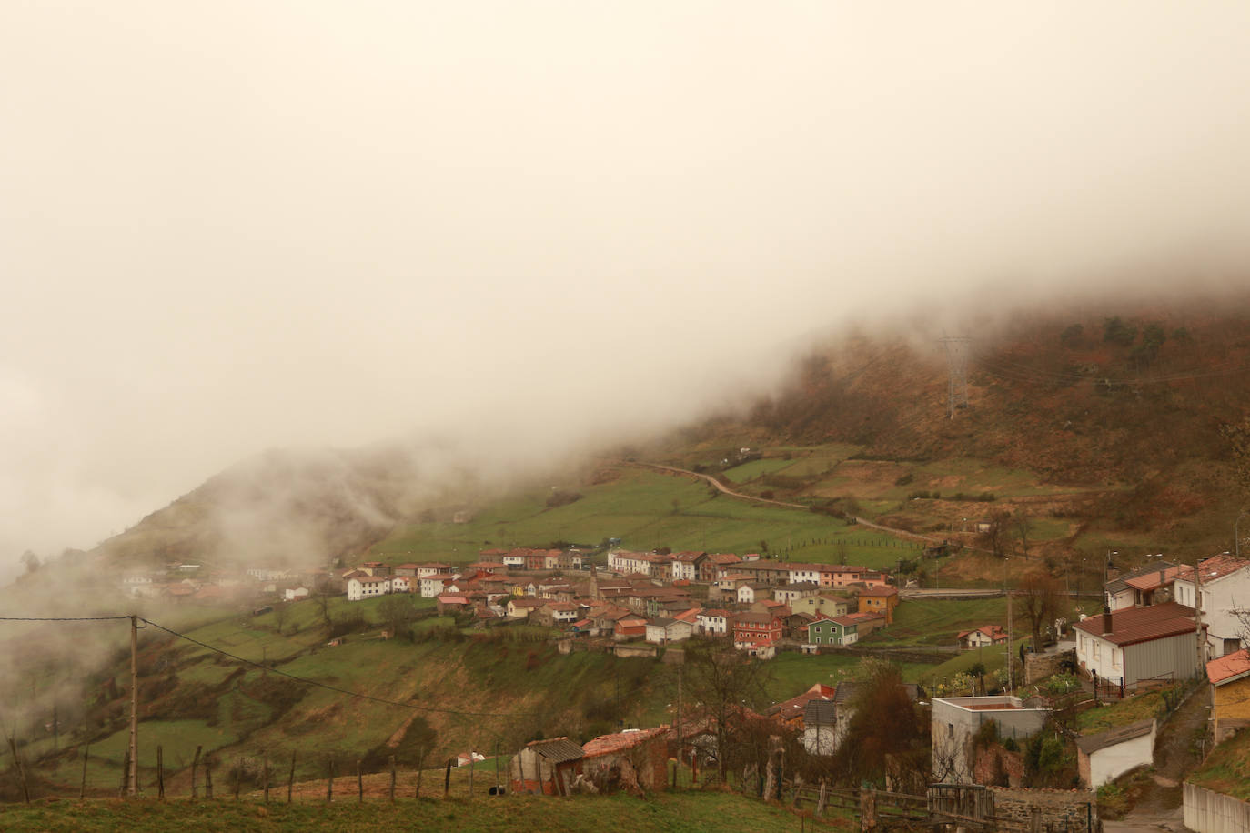 La nube de polvo sahariano continúa tiñendo de naranja los cielos de la región, a pesar la lluvia caída en las últimas horas que no ha servido para hacer remitir la calima.