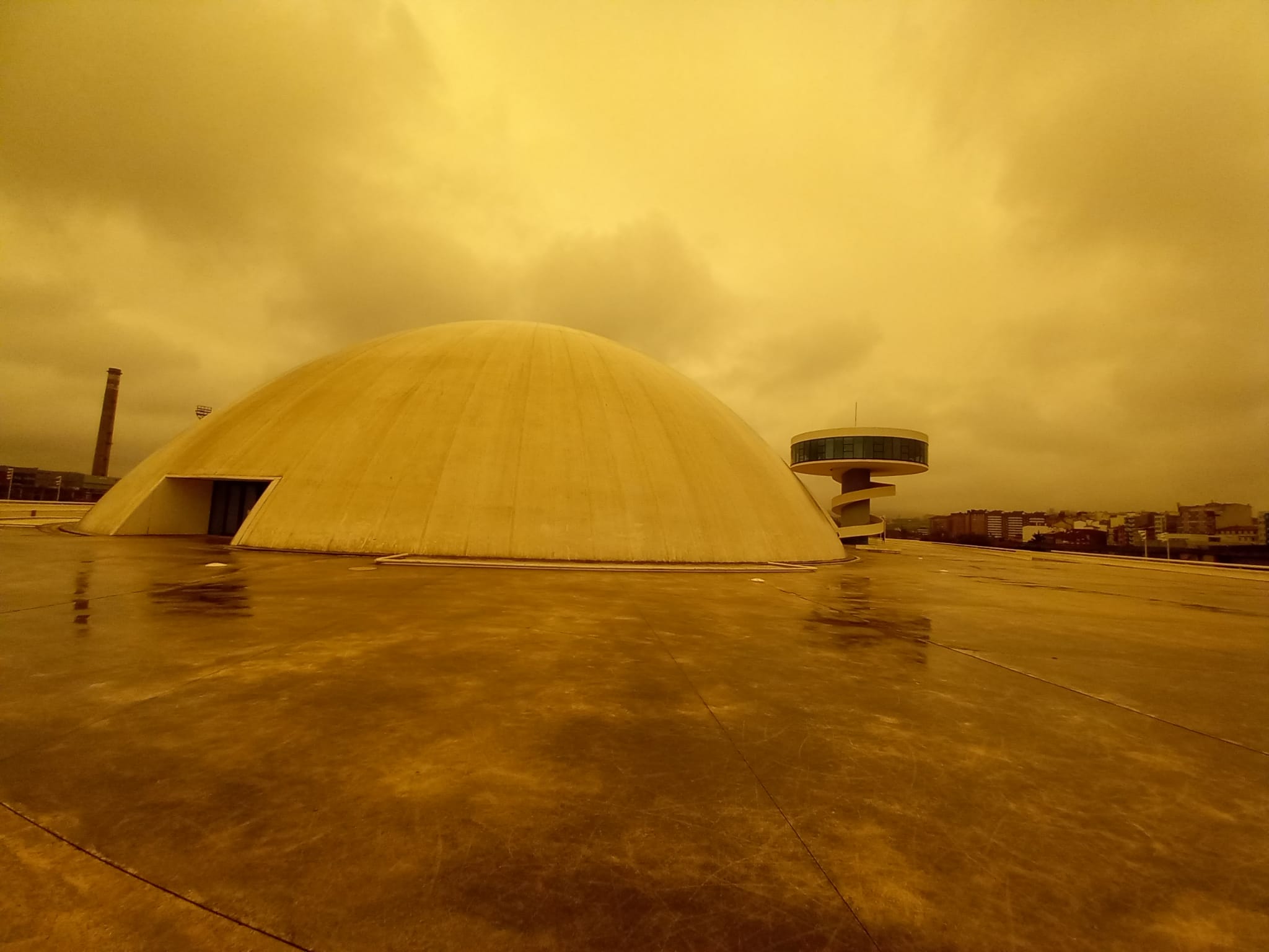 La nube de polvo sahariano continúa tiñendo de naranja los cielos de la región, a pesar la lluvia caída en las últimas horas que no ha servido para hacer remitir la calima.