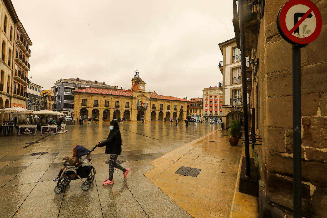 La nube de polvo sahariano continúa tiñendo de naranja los cielos de la región, a pesar la lluvia caída en las últimas horas que no ha servido para hacer remitir la calima.