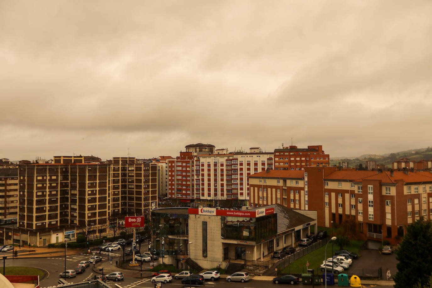 La nube de polvo sahariano continúa tiñendo de naranja los cielos de la región, a pesar la lluvia caída en las últimas horas que no ha servido para hacer remitir la calima.