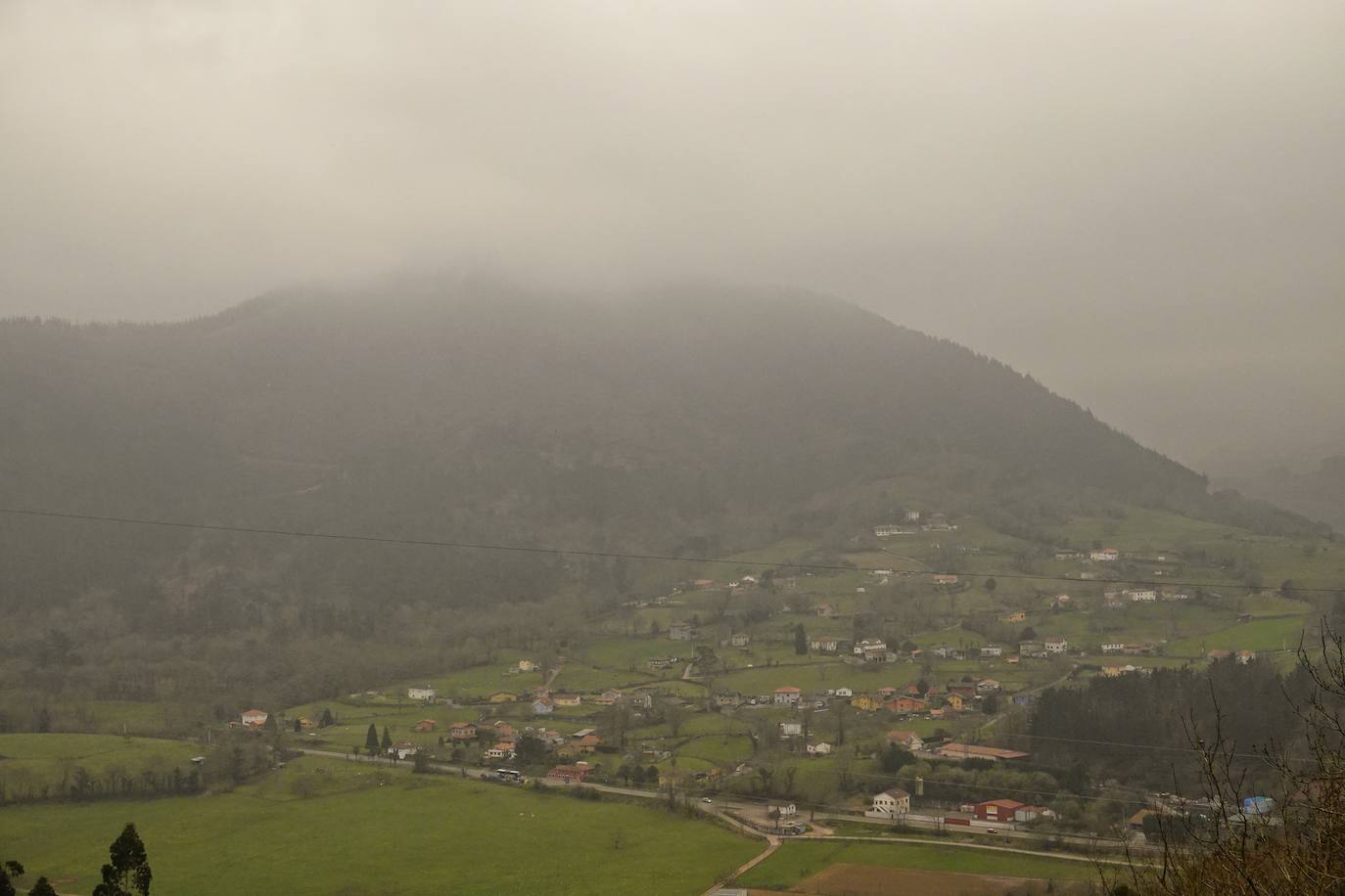 La nube de polvo sahariano continúa tiñendo de naranja los cielos de la región, a pesar la lluvia caída en las últimas horas que no ha servido para hacer remitir la calima.