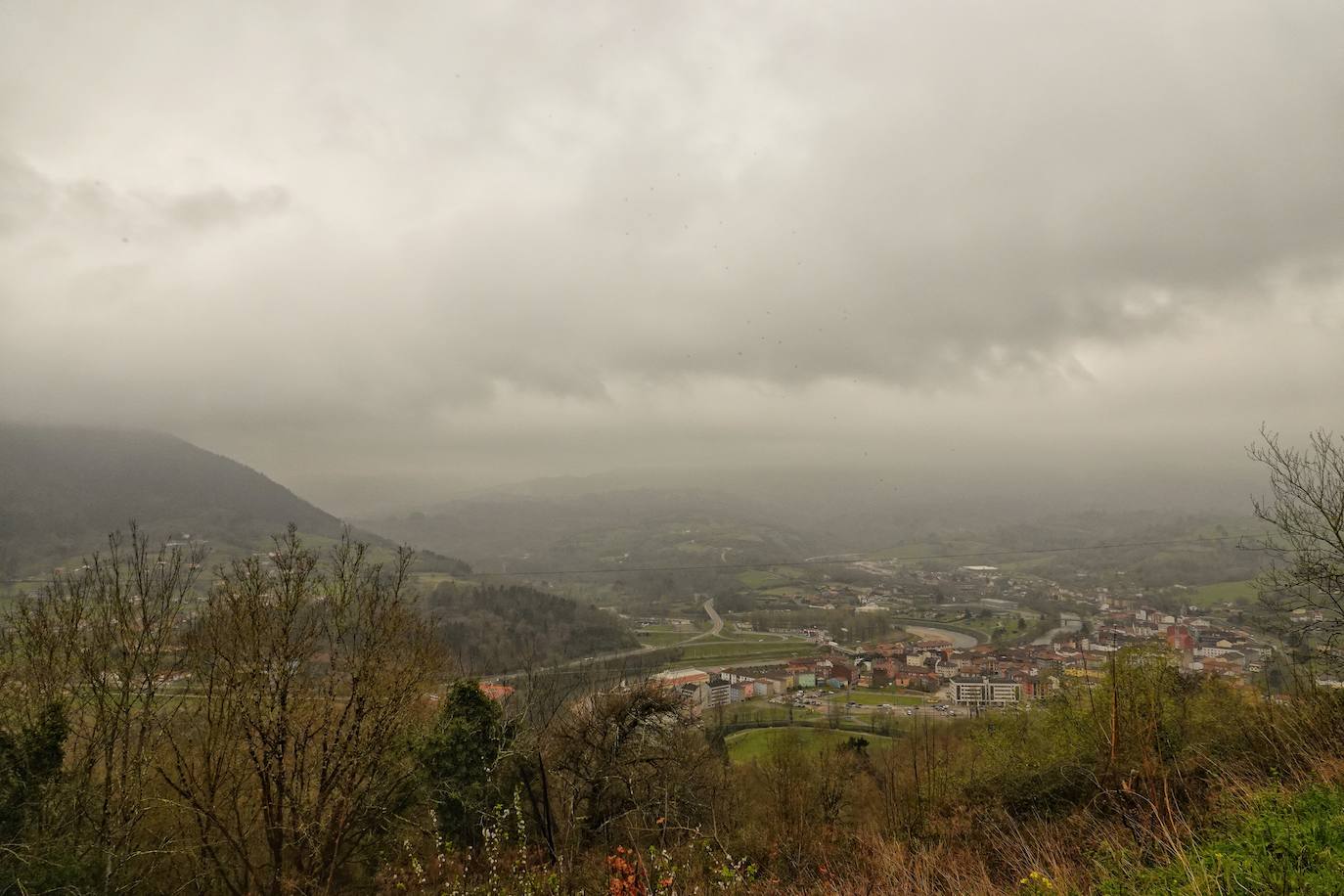 La nube de polvo sahariano continúa tiñendo de naranja los cielos de la región, a pesar la lluvia caída en las últimas horas que no ha servido para hacer remitir la calima.