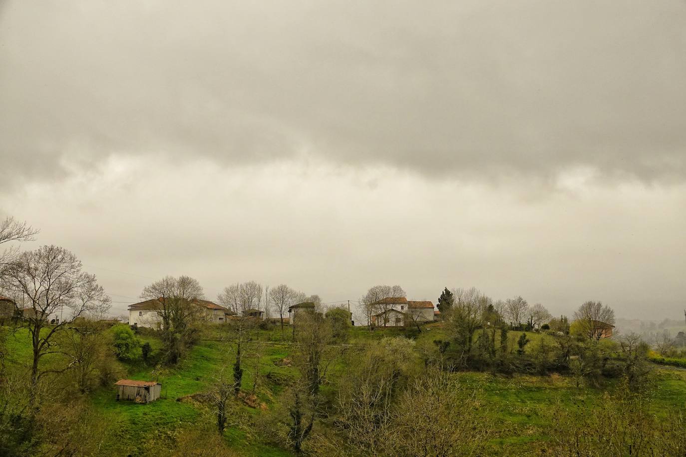 La nube de polvo sahariano continúa tiñendo de naranja los cielos de la región, a pesar la lluvia caída en las últimas horas que no ha servido para hacer remitir la calima.