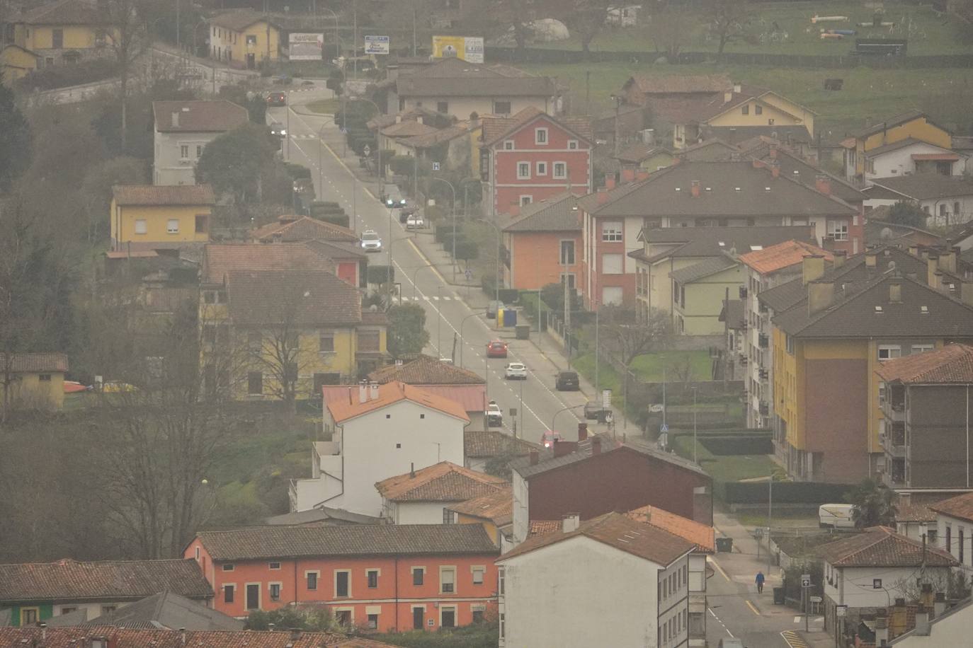 La nube de polvo sahariano continúa tiñendo de naranja los cielos de la región, a pesar la lluvia caída en las últimas horas que no ha servido para hacer remitir la calima.