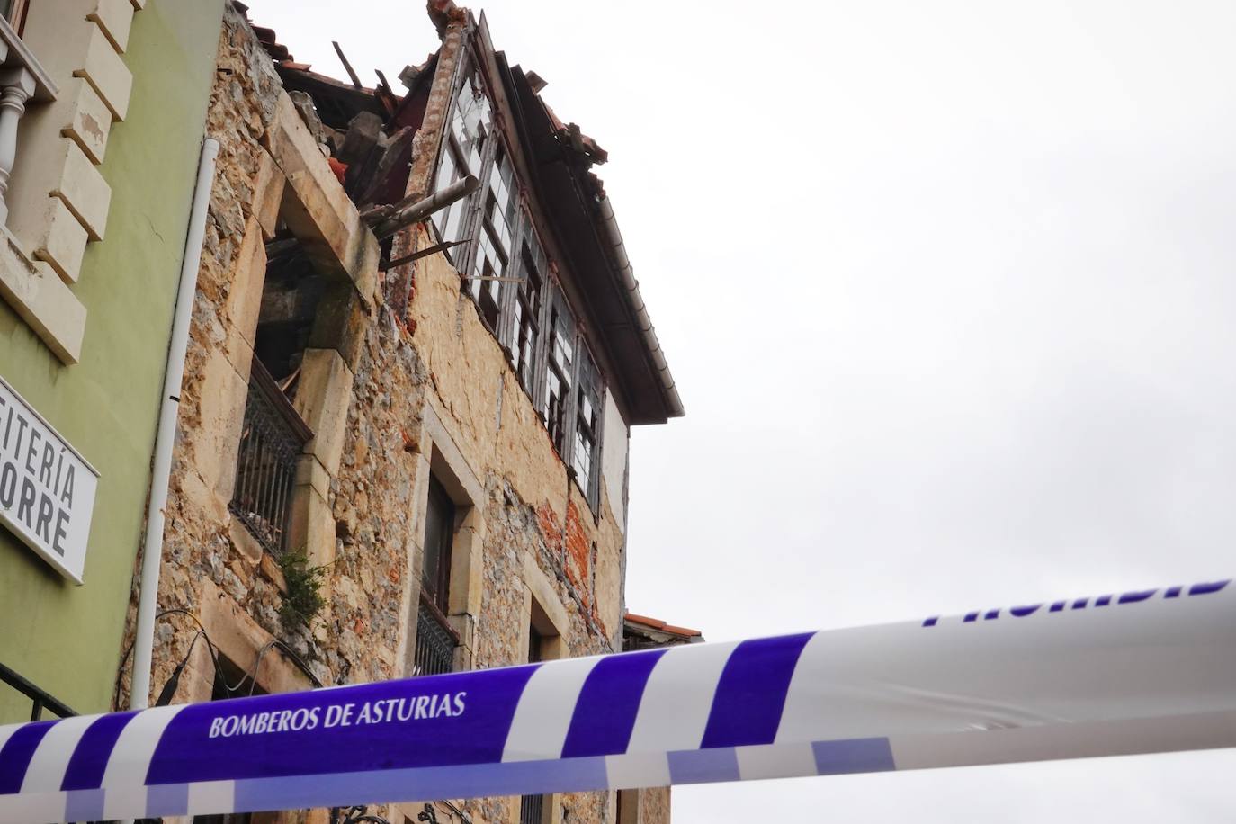 El derrumbe afectó a la cubierta del inmueble situado frente a la plaza de abastos y la calle ha sido acordonada por seguridad.