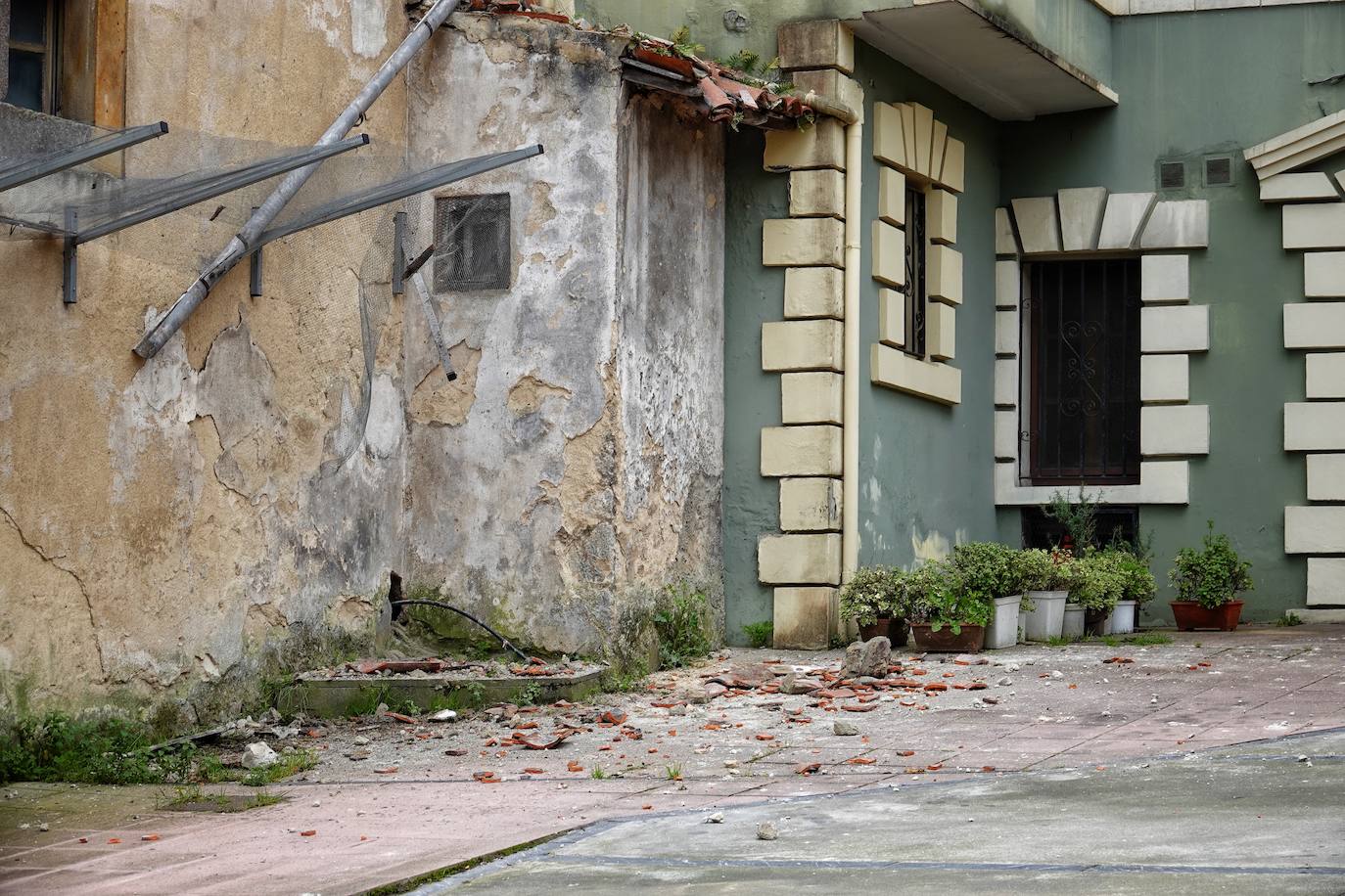 El derrumbe afectó a la cubierta del inmueble situado frente a la plaza de abastos y la calle ha sido acordonada por seguridad.