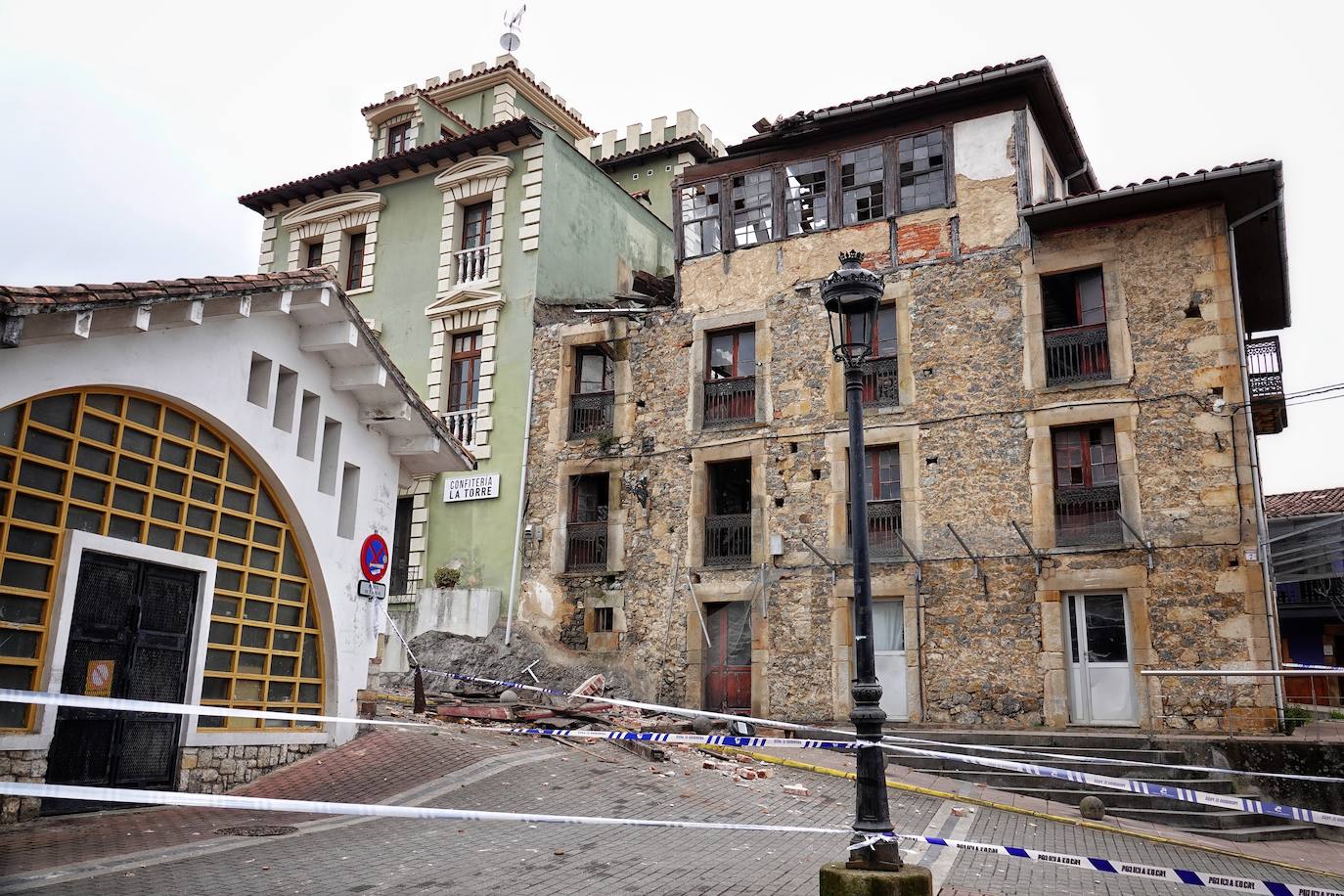 El derrumbe afectó a la cubierta del inmueble situado frente a la plaza de abastos y la calle ha sido acordonada por seguridad.