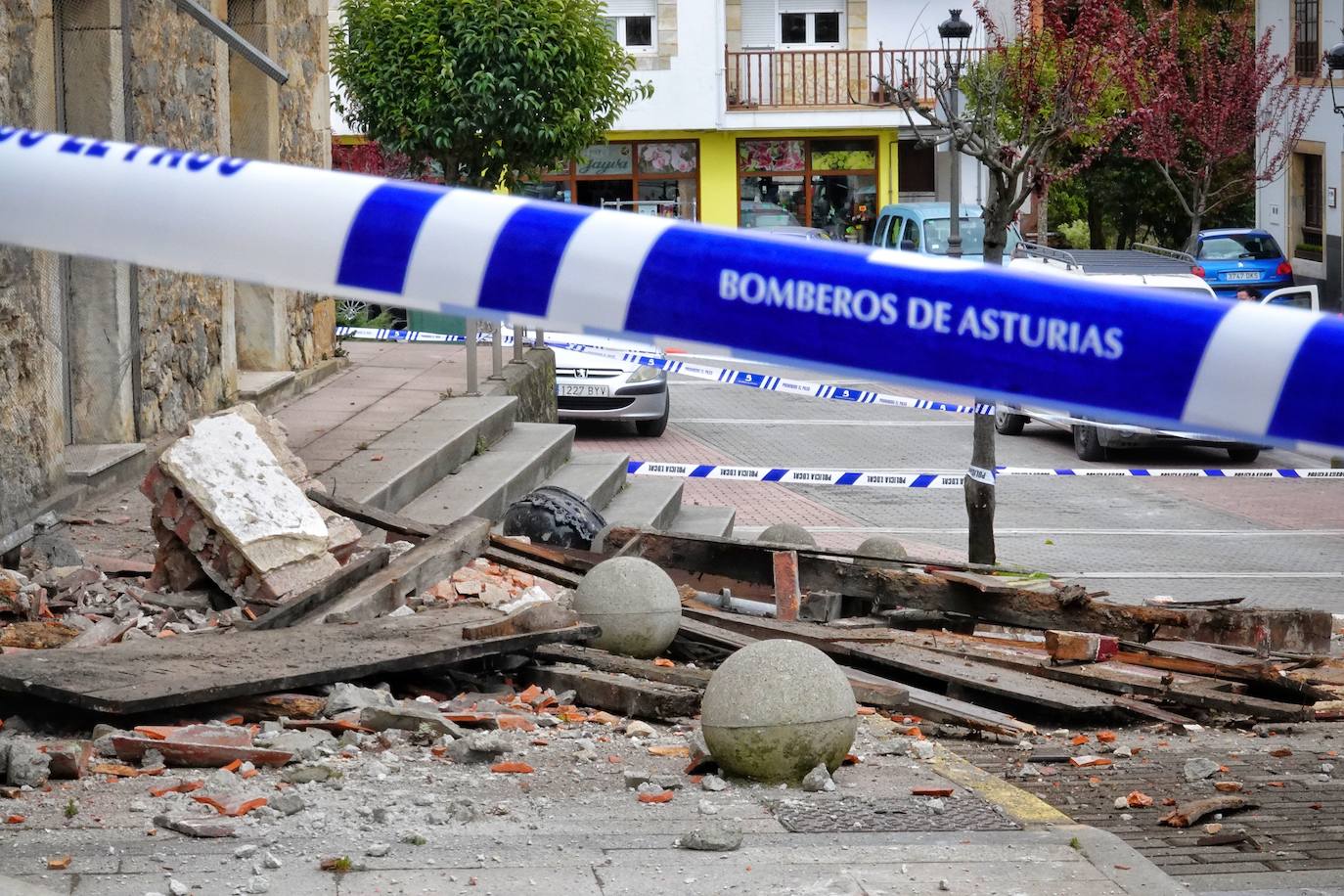 El derrumbe afectó a la cubierta del inmueble situado frente a la plaza de abastos y la calle ha sido acordonada por seguridad.