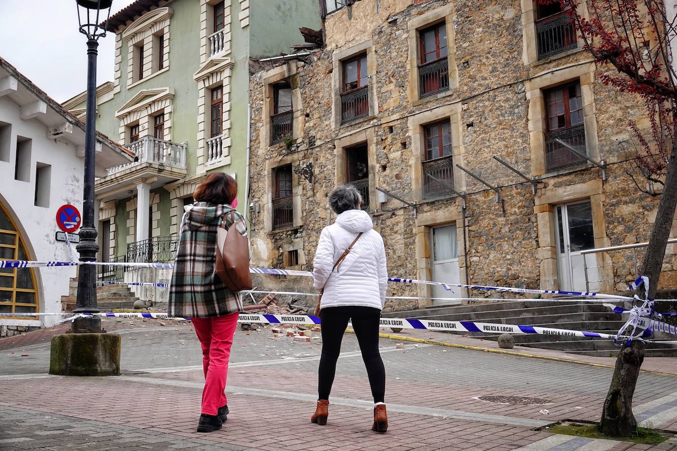 El derrumbe afectó a la cubierta del inmueble situado frente a la plaza de abastos y la calle ha sido acordonada por seguridad.