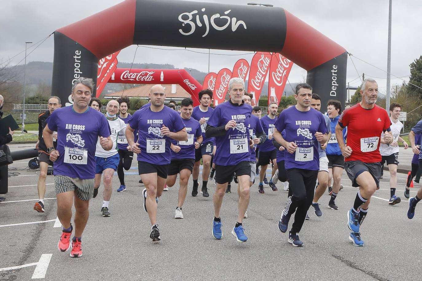 El XIII Cross EPI Gijón se ha celebrado este jueves en el recinto universitario gijonés, con la participación de cerca de 200 corredores.