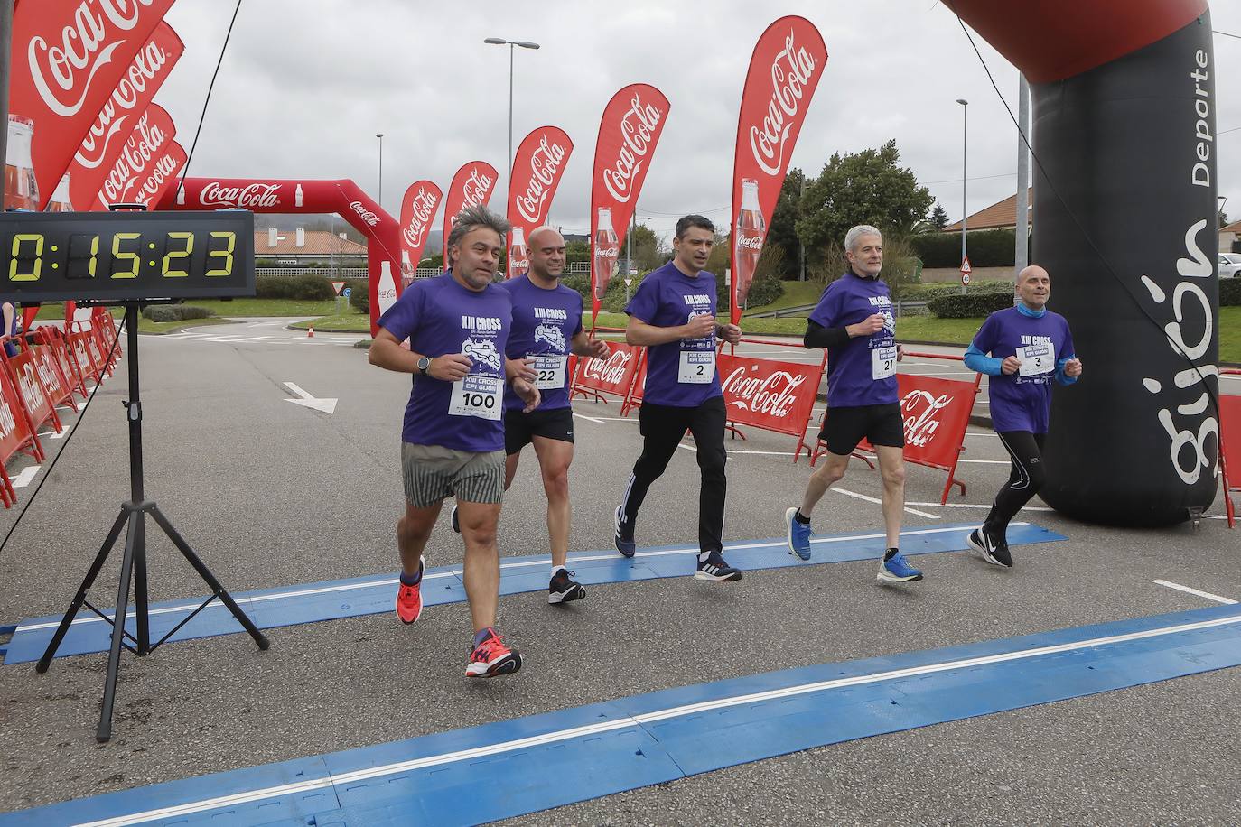 El XIII Cross EPI Gijón se ha celebrado este jueves en el recinto universitario gijonés, con la participación de cerca de 200 corredores.