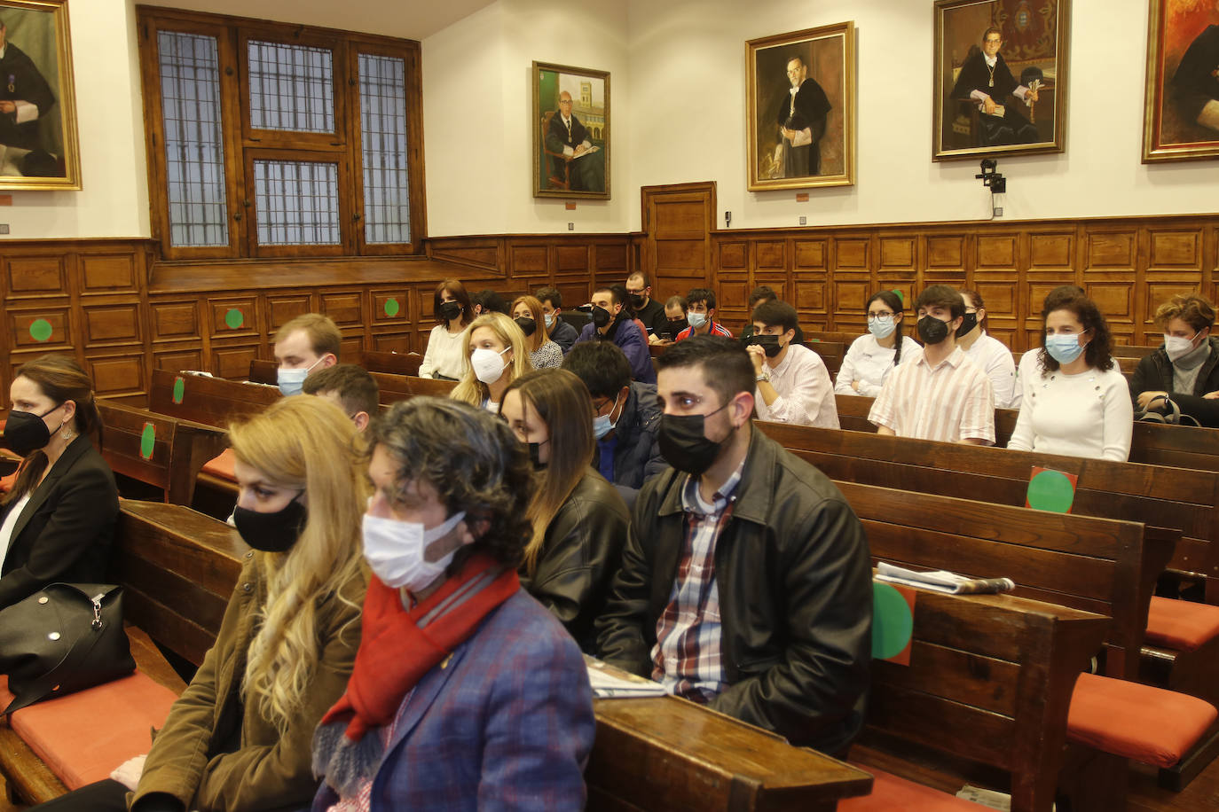 Los ganadores en la categoría de más de 18 años conquistaron al jurado con un proyecto de pastelería personalizada en el momento.