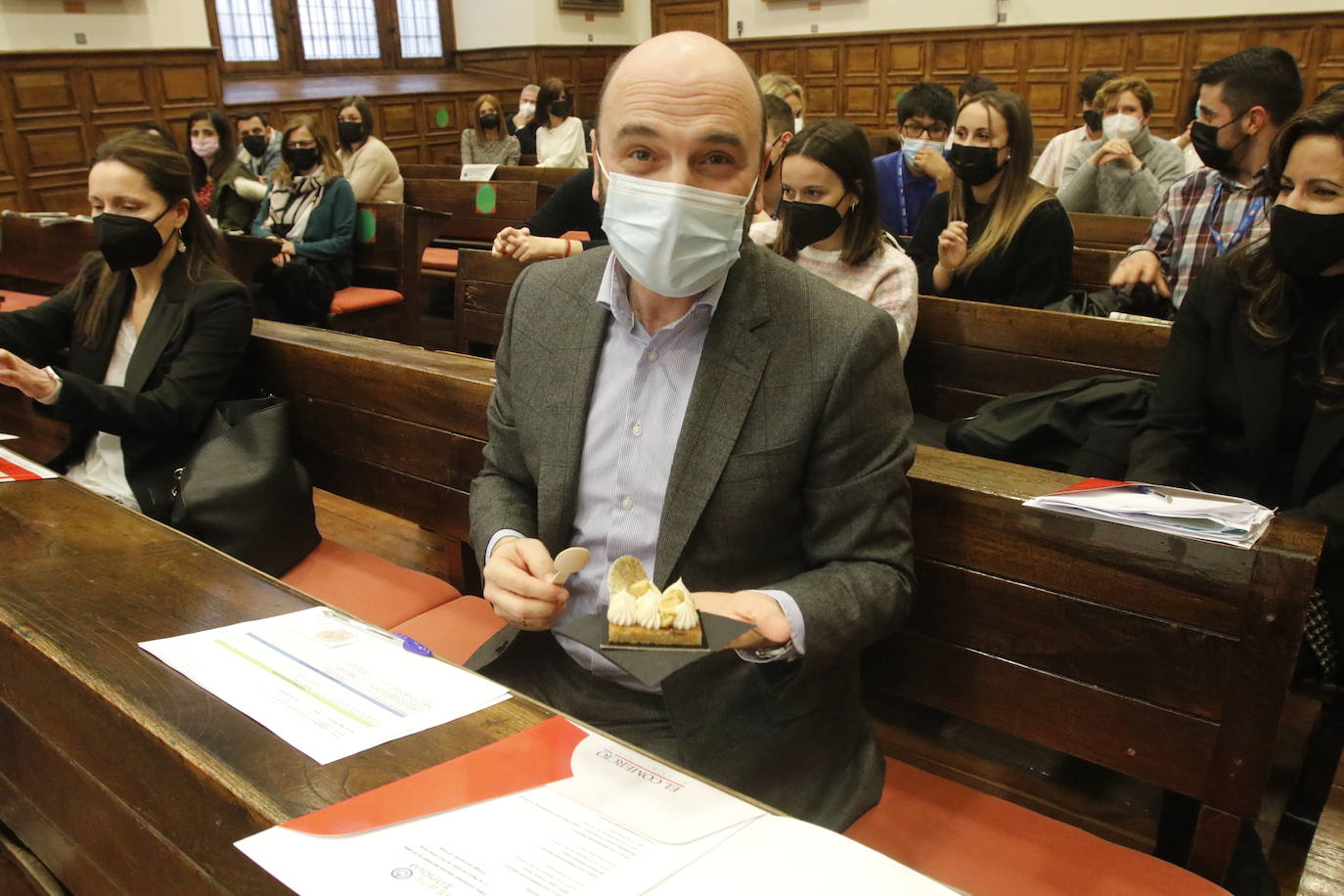 Los ganadores en la categoría de más de 18 años conquistaron al jurado con un proyecto de pastelería personalizada en el momento.