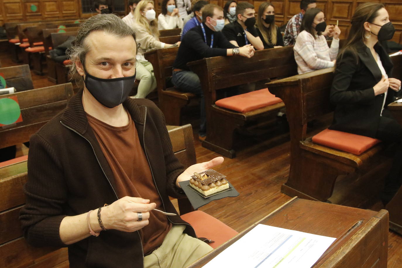 Los ganadores en la categoría de más de 18 años conquistaron al jurado con un proyecto de pastelería personalizada en el momento.