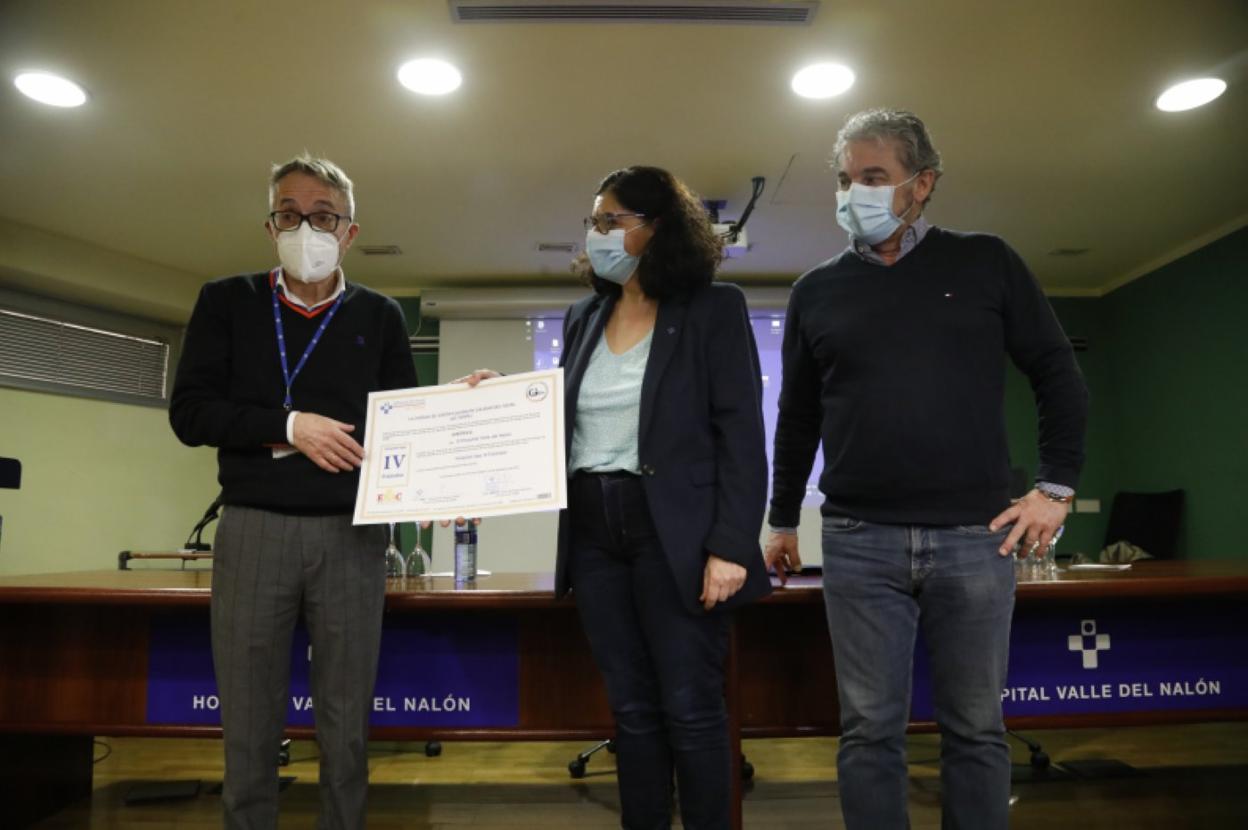 Bernabé Fernández, Concepción Saavedra y Valentín Javier Rodríguez, con la acreditación. 