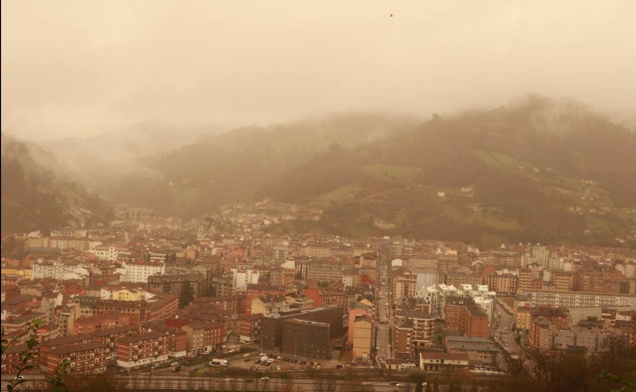 Calima en sobre Mieres este miércoles.