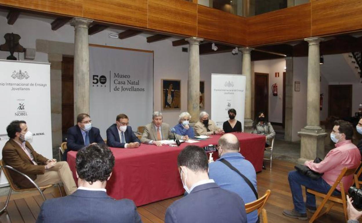 El jurado, en el momento de anunciar el nombre de la ganadora del Premio