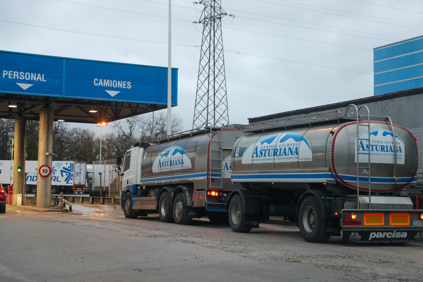 La huelga del transporte por carretera está afectando al tejido empresarial asturiano, especialmente a la industria lactea. Además, la flota pesquera ha renunciado a faenar por las continuas subidas de los precios del gasóil