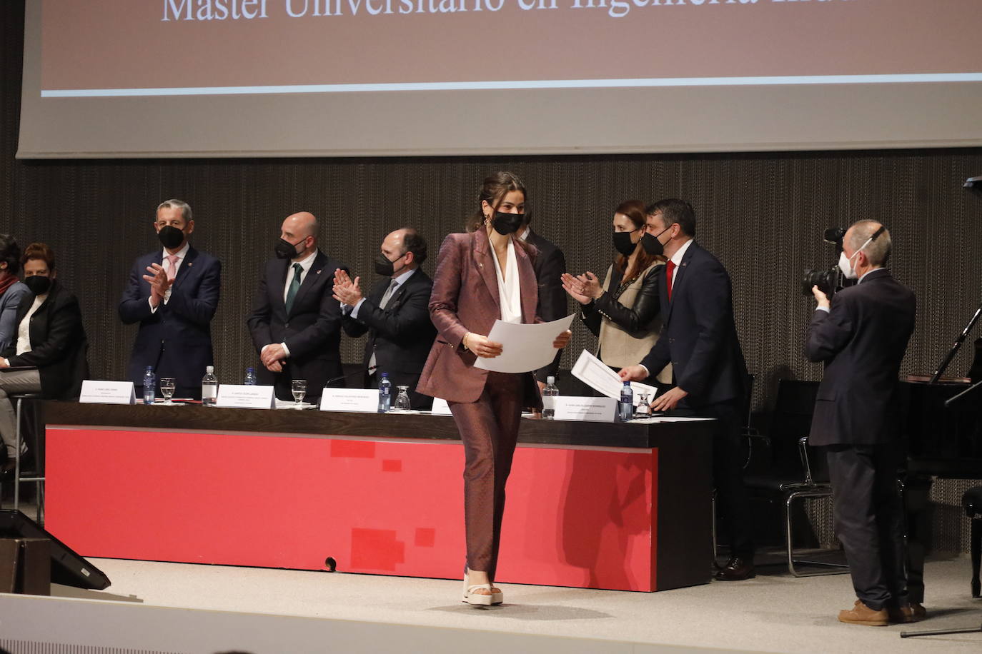 La Escuela Politécnica de Ingeniería (EPI) de Gijón celebró este viernes, a las 18 horas, la ceremonia de entrega de diplomas 2022. Este año fueron 400 los alumnos participantes. Al acto acudieron, entre otros, el rector, Ignacio Villaverde, y el director de la EPI, Juan Carlos Campo. El discurso de graduación, por su parte, corrió a cargo de Jaime Argüelles Álvarez, consejero delegado de DF-Duro Felguera, antiguo alumno de la Escuela de Ingeniería Industrial.