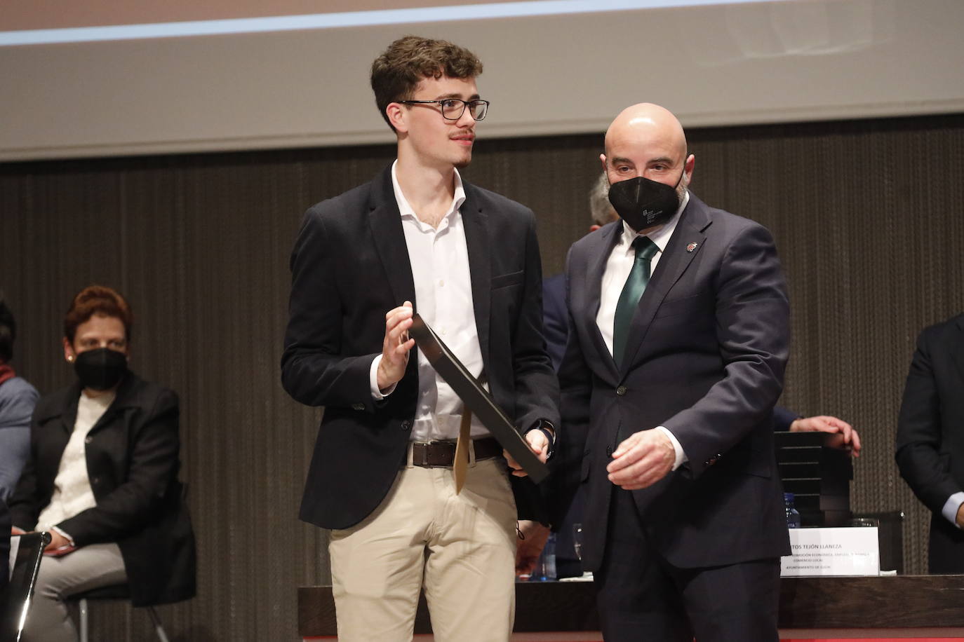 La Escuela Politécnica de Ingeniería (EPI) de Gijón celebró este viernes, a las 18 horas, la ceremonia de entrega de diplomas 2022. Este año fueron 400 los alumnos participantes. Al acto acudieron, entre otros, el rector, Ignacio Villaverde, y el director de la EPI, Juan Carlos Campo. El discurso de graduación, por su parte, corrió a cargo de Jaime Argüelles Álvarez, consejero delegado de DF-Duro Felguera, antiguo alumno de la Escuela de Ingeniería Industrial.