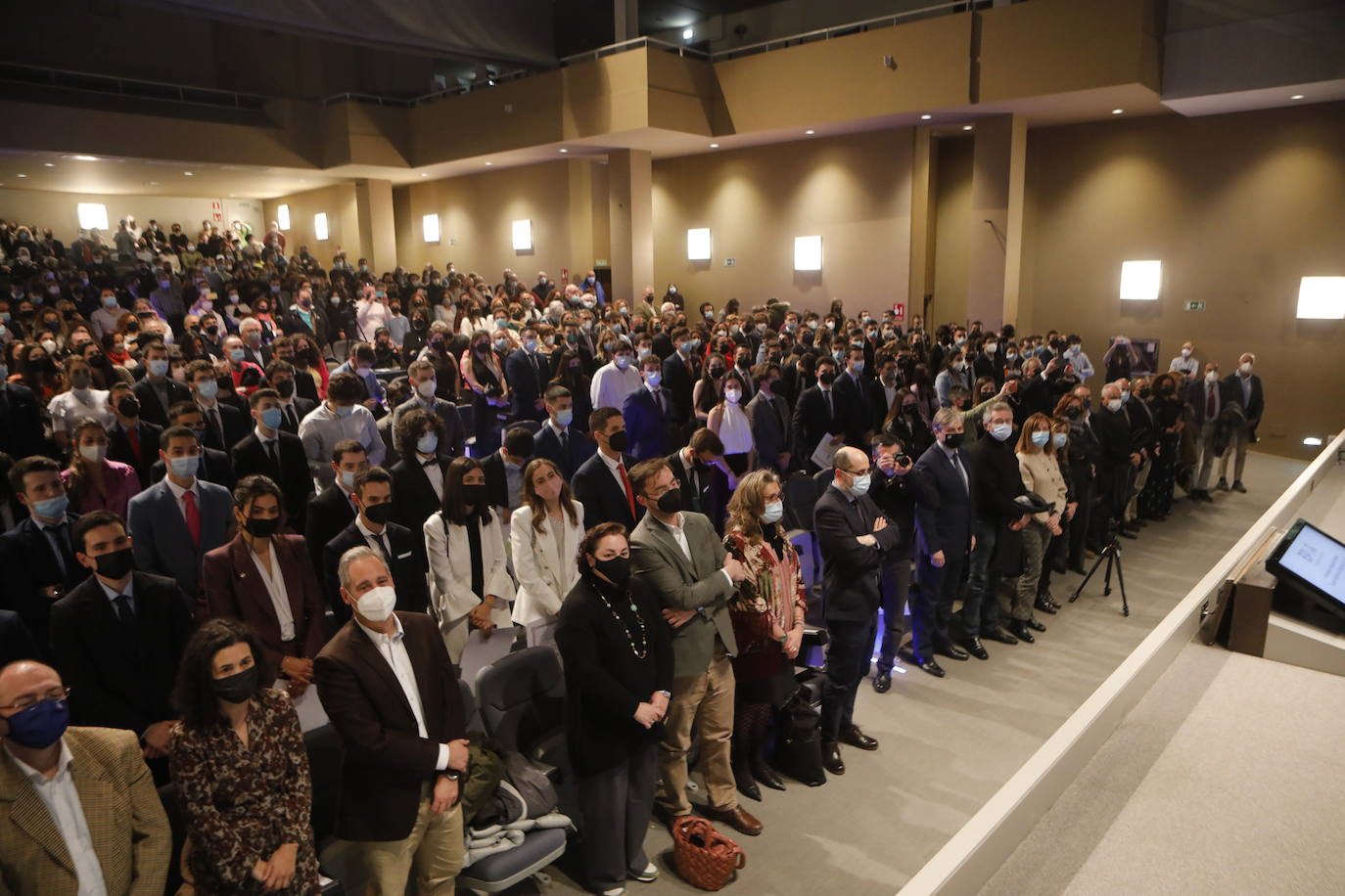 La Escuela Politécnica de Ingeniería (EPI) de Gijón celebró este viernes, a las 18 horas, la ceremonia de entrega de diplomas 2022. Este año fueron 400 los alumnos participantes. Al acto acudieron, entre otros, el rector, Ignacio Villaverde, y el director de la EPI, Juan Carlos Campo. El discurso de graduación, por su parte, corrió a cargo de Jaime Argüelles Álvarez, consejero delegado de DF-Duro Felguera, antiguo alumno de la Escuela de Ingeniería Industrial.