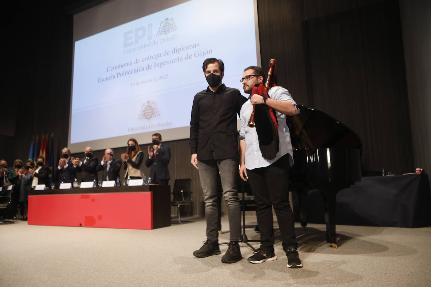 La Escuela Politécnica de Ingeniería (EPI) de Gijón celebró este viernes, a las 18 horas, la ceremonia de entrega de diplomas 2022. Este año fueron 400 los alumnos participantes. Al acto acudieron, entre otros, el rector, Ignacio Villaverde, y el director de la EPI, Juan Carlos Campo. El discurso de graduación, por su parte, corrió a cargo de Jaime Argüelles Álvarez, consejero delegado de DF-Duro Felguera, antiguo alumno de la Escuela de Ingeniería Industrial.