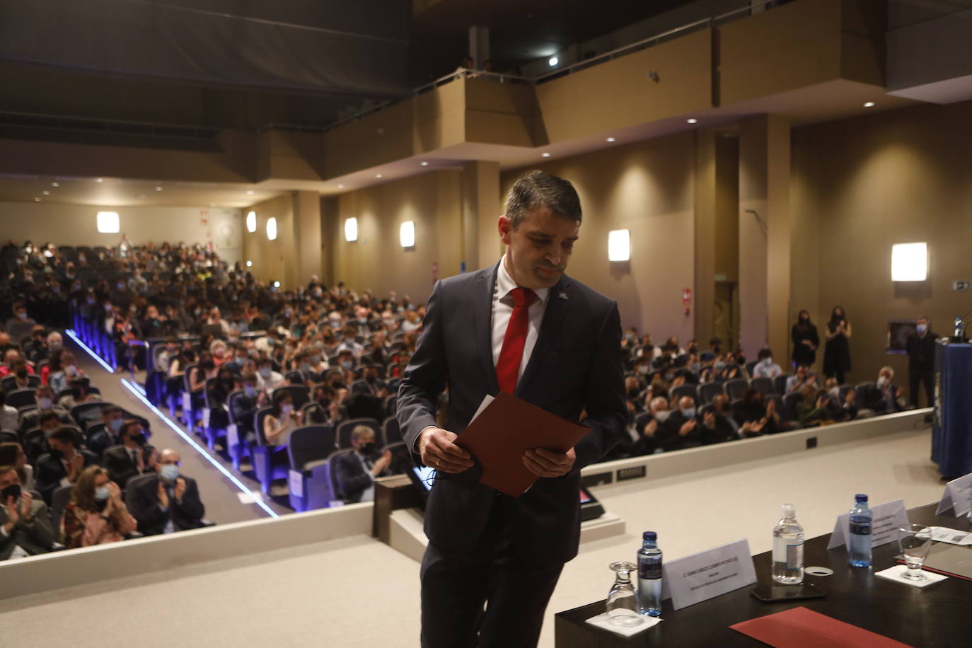 La Escuela Politécnica de Ingeniería (EPI) de Gijón celebró este viernes, a las 18 horas, la ceremonia de entrega de diplomas 2022. Este año fueron 400 los alumnos participantes. Al acto acudieron, entre otros, el rector, Ignacio Villaverde, y el director de la EPI, Juan Carlos Campo. El discurso de graduación, por su parte, corrió a cargo de Jaime Argüelles Álvarez, consejero delegado de DF-Duro Felguera, antiguo alumno de la Escuela de Ingeniería Industrial.