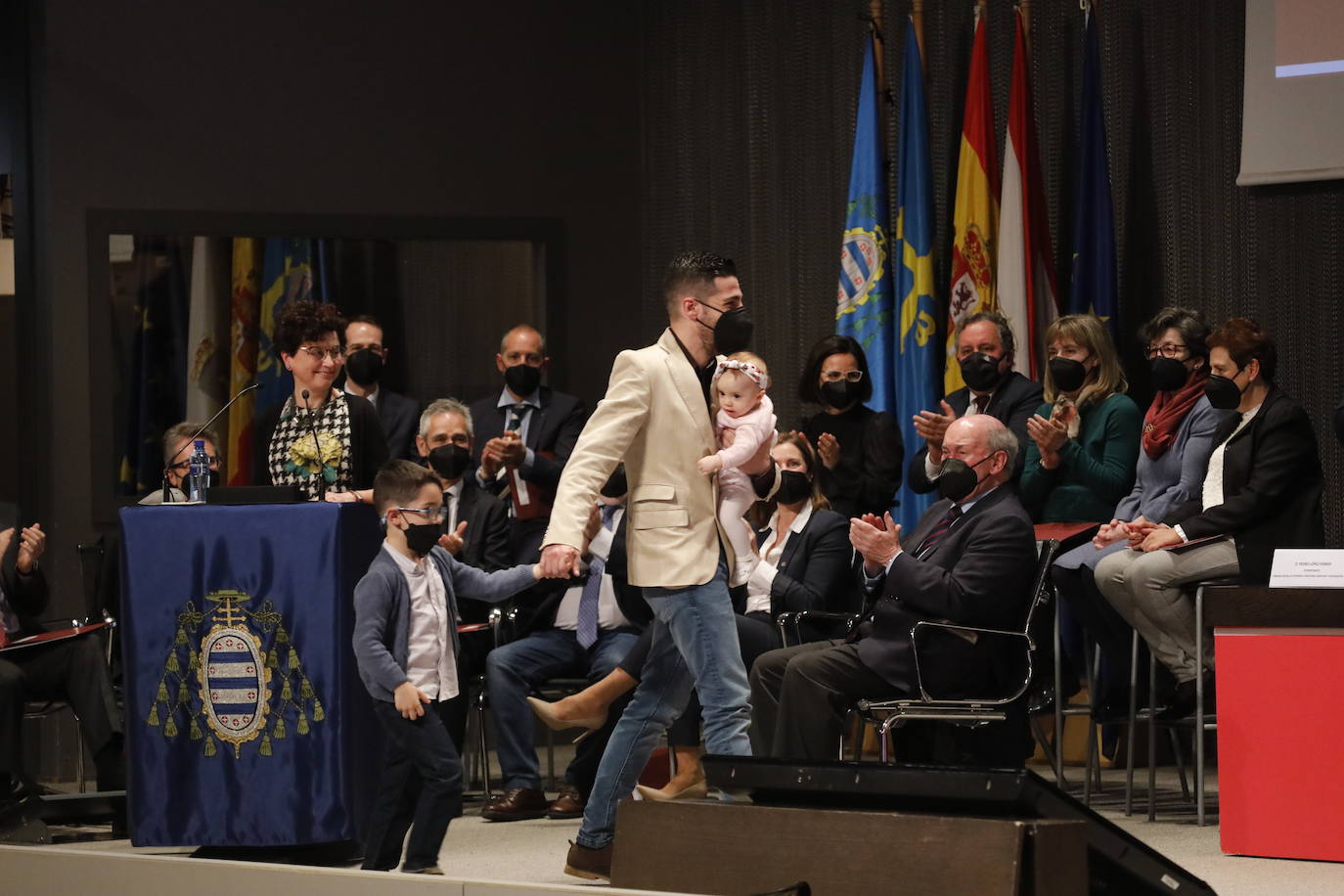 La Escuela Politécnica de Ingeniería (EPI) de Gijón celebró este viernes, a las 18 horas, la ceremonia de entrega de diplomas 2022. Este año fueron 400 los alumnos participantes. Al acto acudieron, entre otros, el rector, Ignacio Villaverde, y el director de la EPI, Juan Carlos Campo. El discurso de graduación, por su parte, corrió a cargo de Jaime Argüelles Álvarez, consejero delegado de DF-Duro Felguera, antiguo alumno de la Escuela de Ingeniería Industrial.