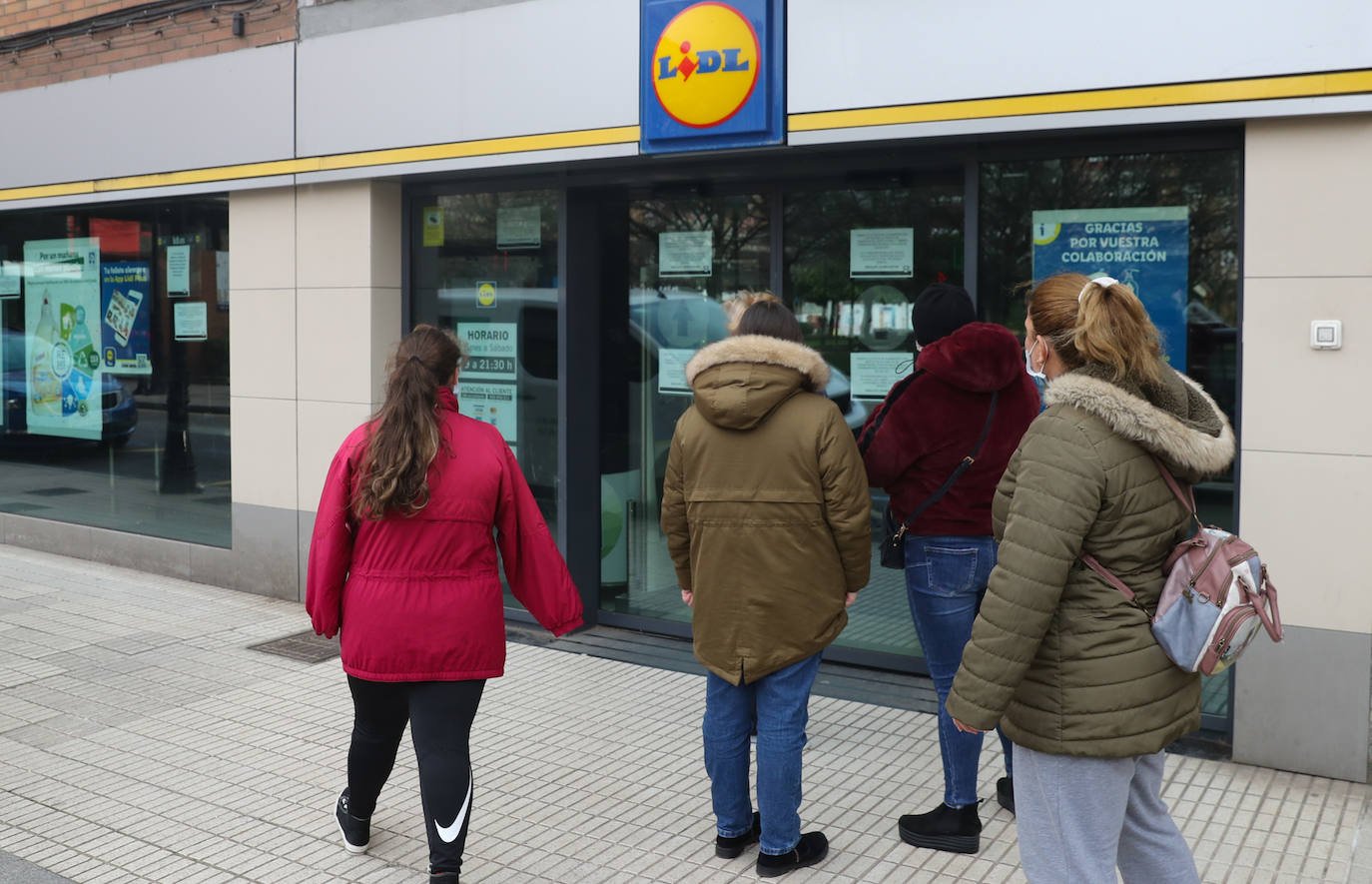 La huelga de transporte está afectando de manera desigual a los supermercados de la región. Mientras algunos presentan pasillos con estanterías totalmente sin mercancías, en otros tan solo afecta a productos como los lineales de leche. 