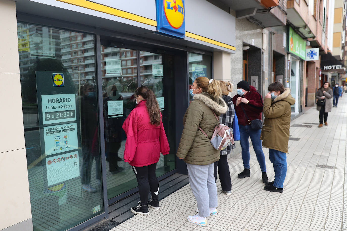 La huelga de transporte está afectando de manera desigual a los supermercados de la región. Mientras algunos presentan pasillos con estanterías totalmente sin mercancías, en otros tan solo afecta a productos como los lineales de leche. 