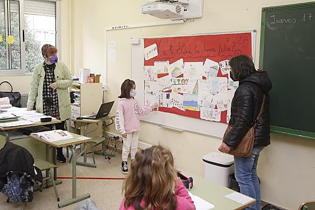 Nora Badas le enseña su dibujo a Susi Martínez.