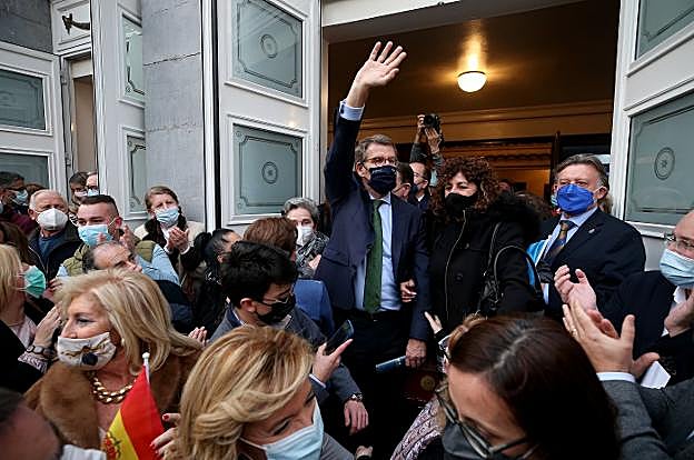 El presidente de la Xunta saluda al público que le recibió a su llegada al Teatro Campoamor, donde participó en un acto dentro de su campaña para presidir el PP. 