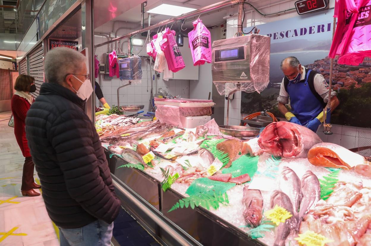 Pescadería, en la mañana de ayer, en el Mercado del Sur de Gijón. 