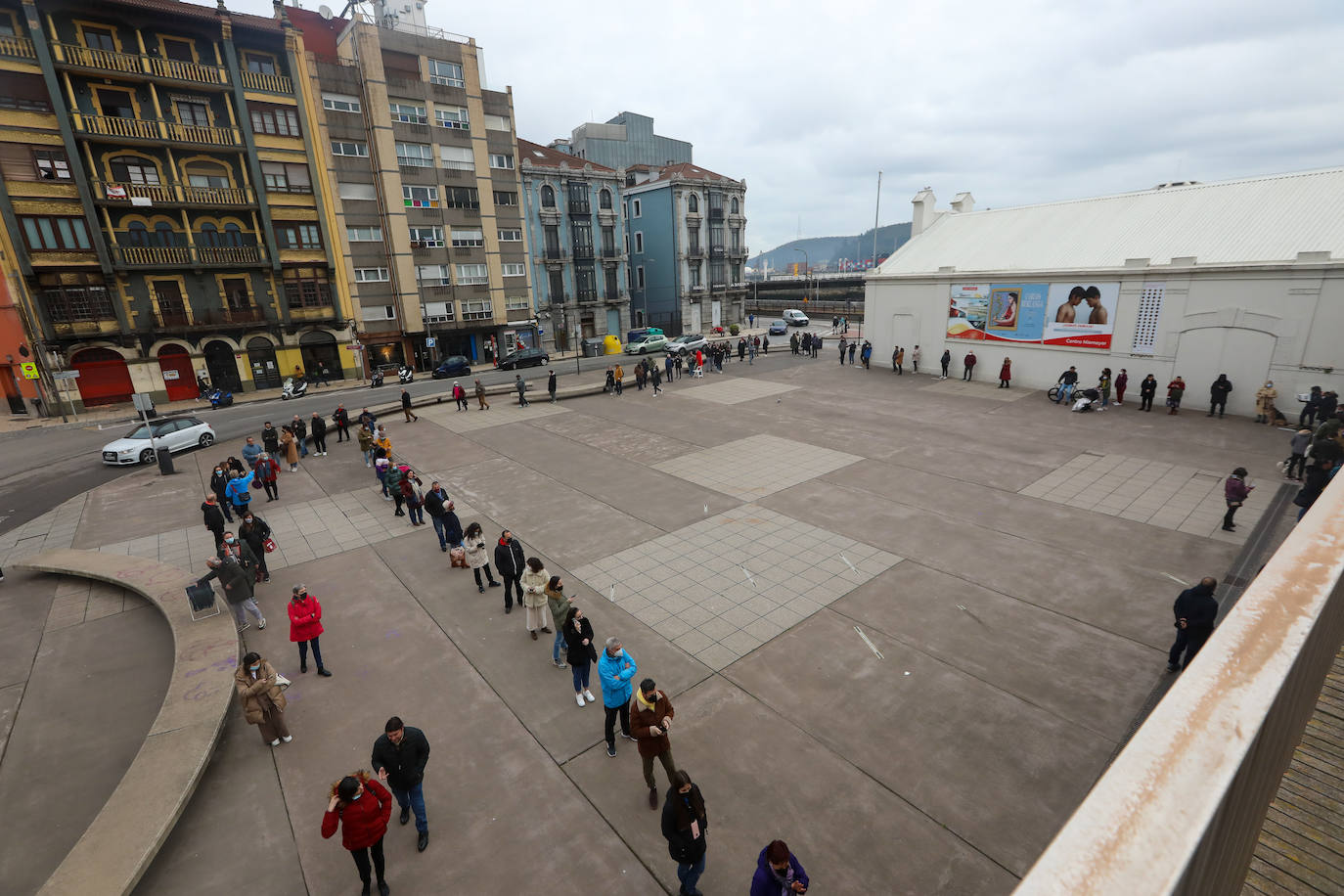 Más de un centenar de avilesinos hicieron cola en la plaza de Santiago López para garantizarse un sitio en la Comida en la Calle del próximo 18 de abril.