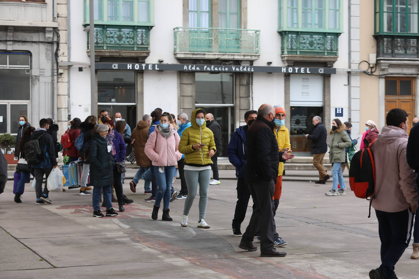 Más de un centenar de avilesinos hicieron cola en la plaza de Santiago López para garantizarse un sitio en la Comida en la Calle del próximo 18 de abril.