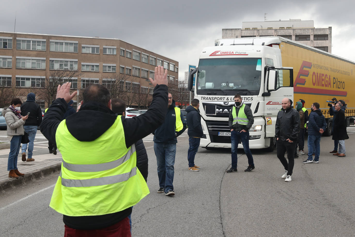 Los puertos de la región siguen en una situación complicada, sin tráfico de camiones que puedan mover las mercancías, más allá de los que trabajan con escolta, mientras las posturas de las entidades que apoyan los paros en la región se mantienen firmes.