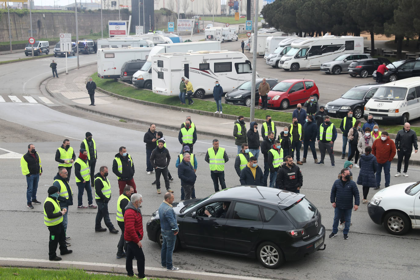 Los puertos de la región siguen en una situación complicada, sin tráfico de camiones que puedan mover las mercancías, más allá de los que trabajan con escolta, mientras las posturas de las entidades que apoyan los paros en la región se mantienen firmes.