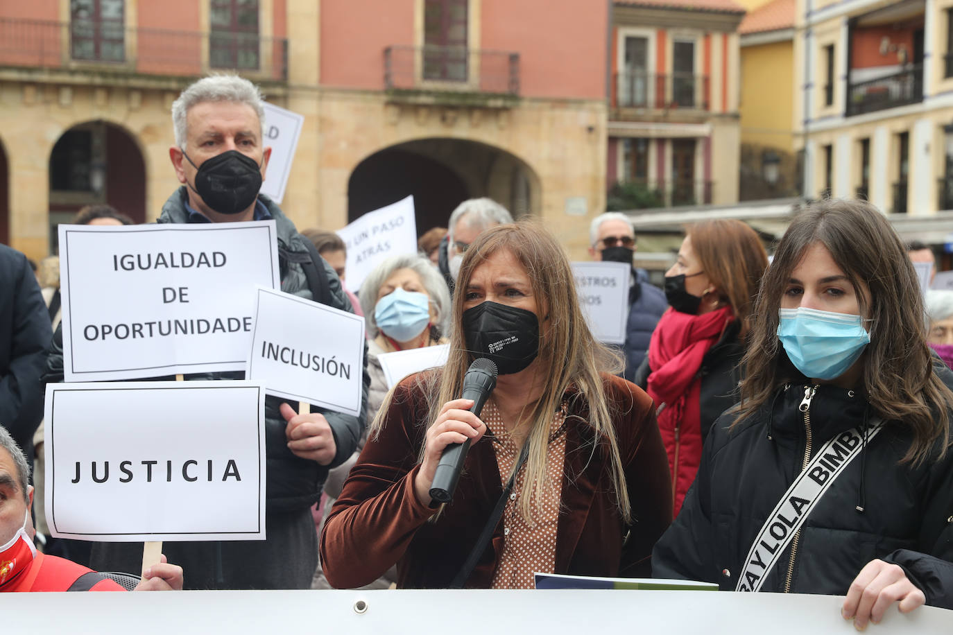 Personas con discapacidad y movilidad reducida se concentraron este mediodía en la plaza Mayor, para mostrar su oposición a la nueva ordenanza de movilidad que les retira la exención del pago por aparcar en la zona ORA