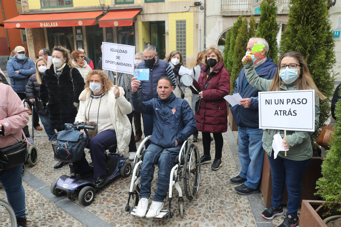 Personas con discapacidad y movilidad reducida se concentraron este mediodía en la plaza Mayor, para mostrar su oposición a la nueva ordenanza de movilidad que les retira la exención del pago por aparcar en la zona ORA