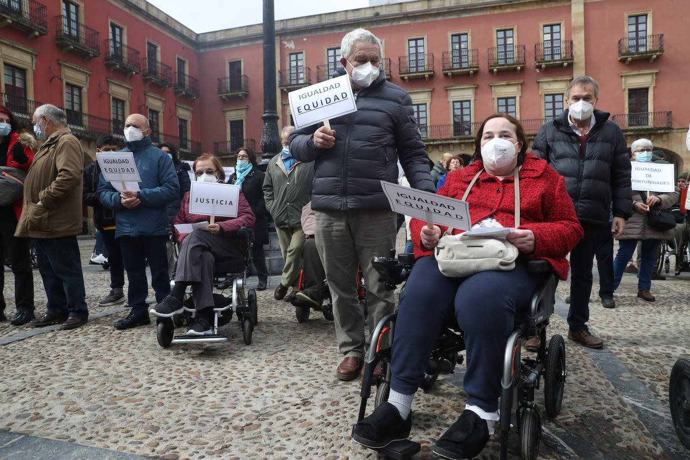 Personas con discapacidad y movilidad reducida se concentraron este mediodía en la plaza Mayor, para mostrar su oposición a la nueva ordenanza de movilidad que les retira la exención del pago por aparcar en la zona ORA