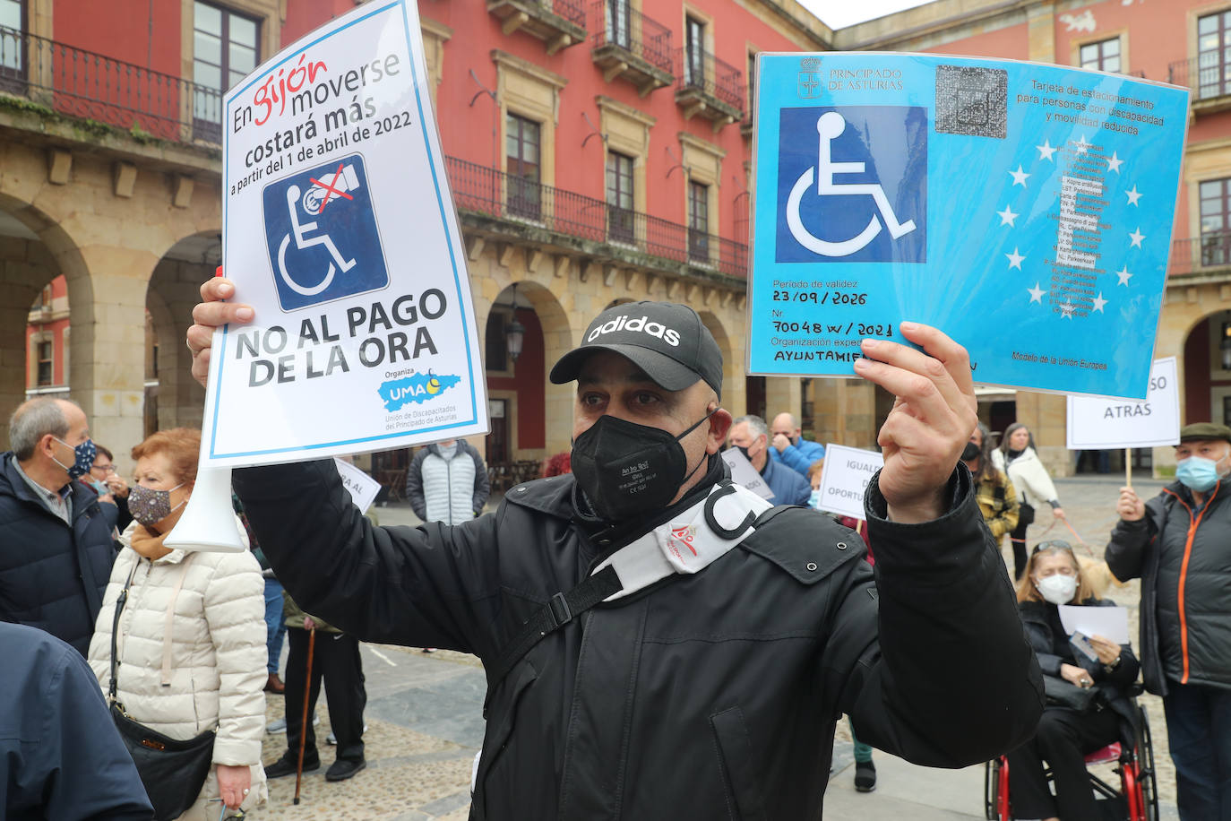 Personas con discapacidad y movilidad reducida se concentraron este mediodía en la plaza Mayor, para mostrar su oposición a la nueva ordenanza de movilidad que les retira la exención del pago por aparcar en la zona ORA