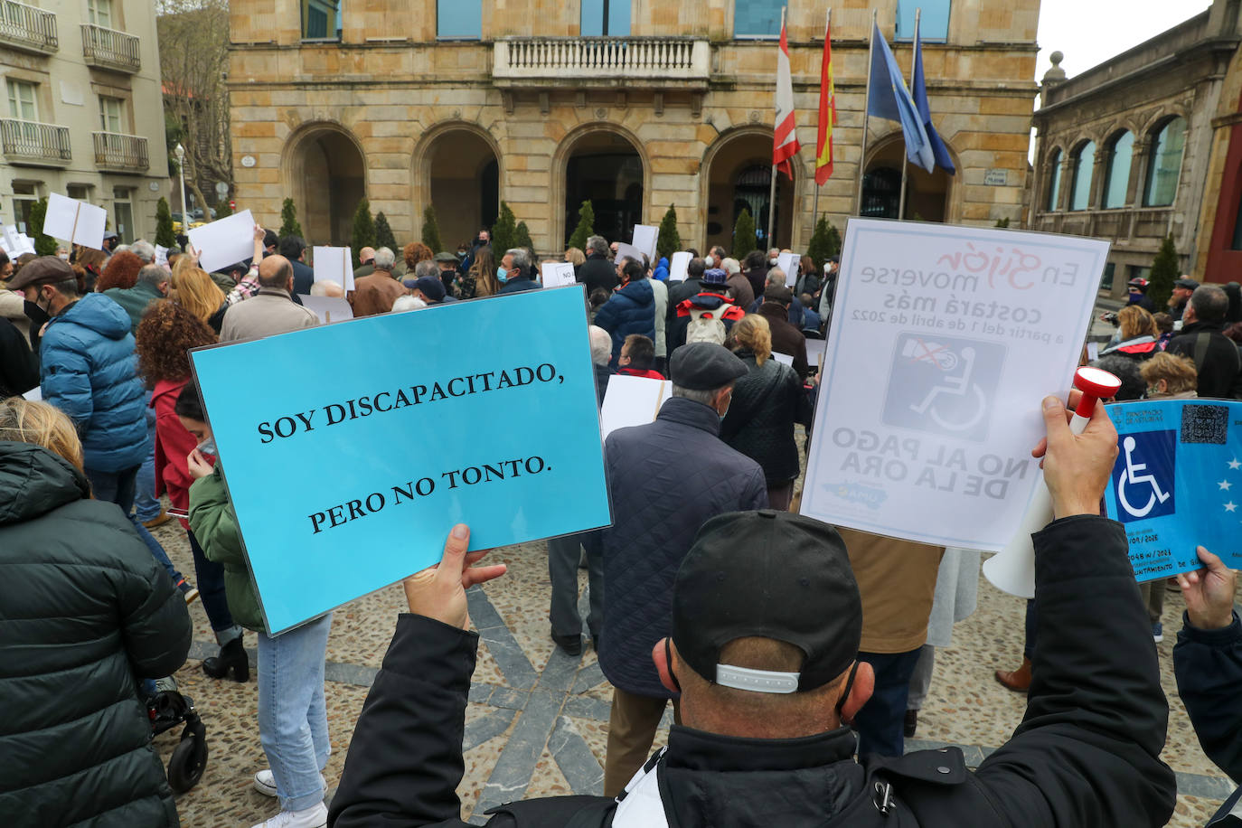 Personas con discapacidad y movilidad reducida se concentraron este mediodía en la plaza Mayor, para mostrar su oposición a la nueva ordenanza de movilidad que les retira la exención del pago por aparcar en la zona ORA