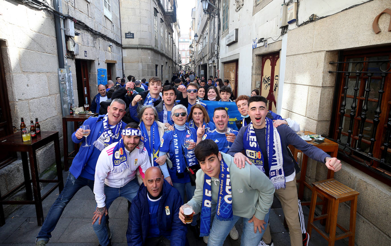 La afición del Real Oviedo ha llenado las calles de Lugo, donde el club azul se disputa este sábado los tres puntos 