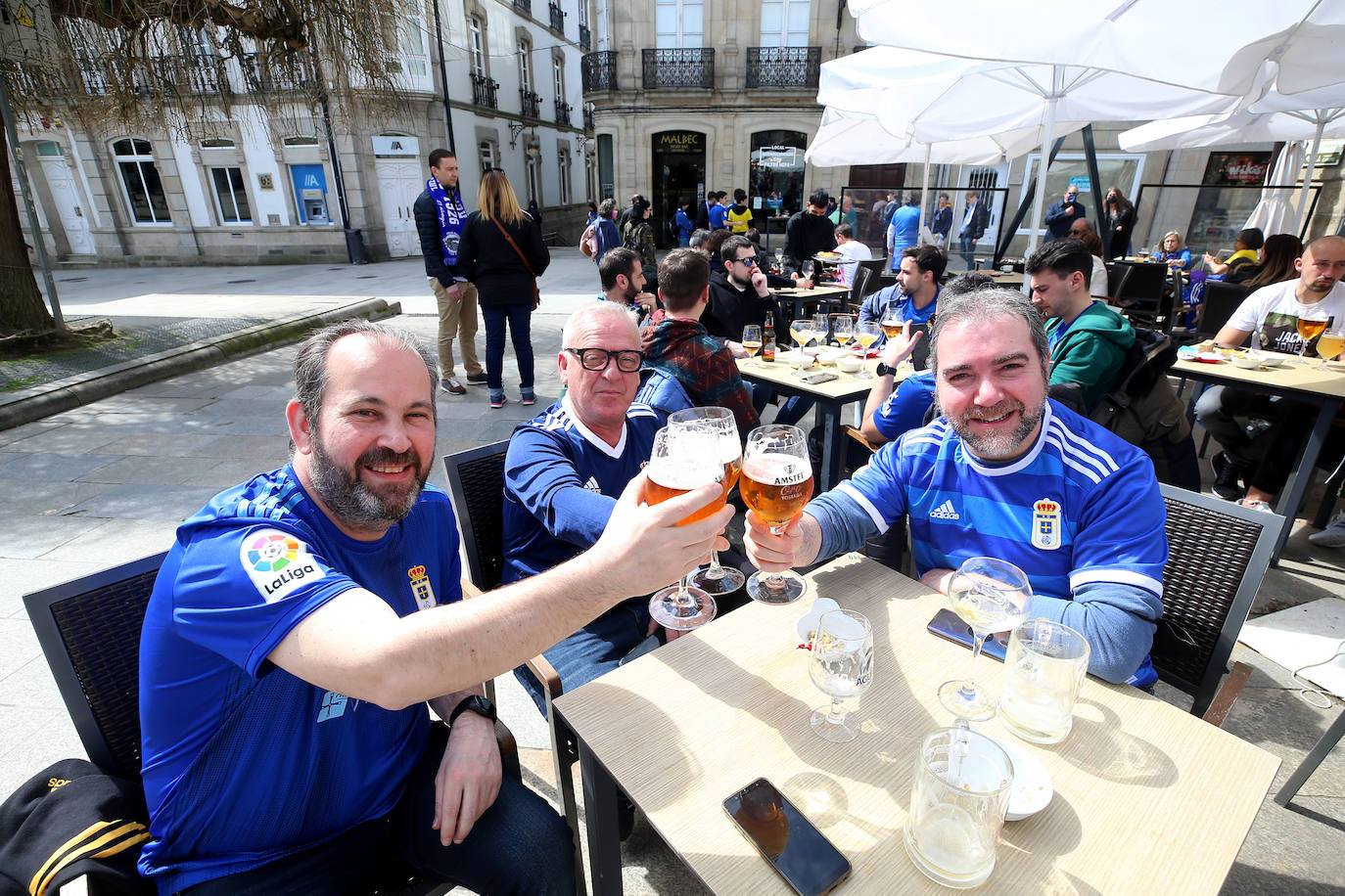 La afición del Real Oviedo ha llenado las calles de Lugo, donde el club azul se disputa este sábado los tres puntos 