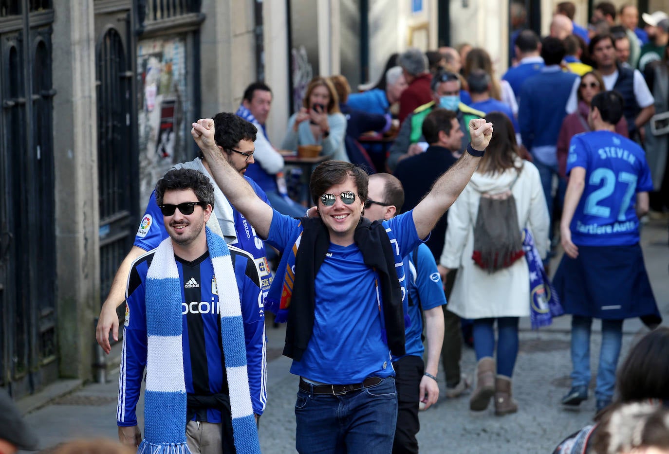 La afición del Real Oviedo ha llenado las calles de Lugo, donde el club azul se disputa este sábado los tres puntos 