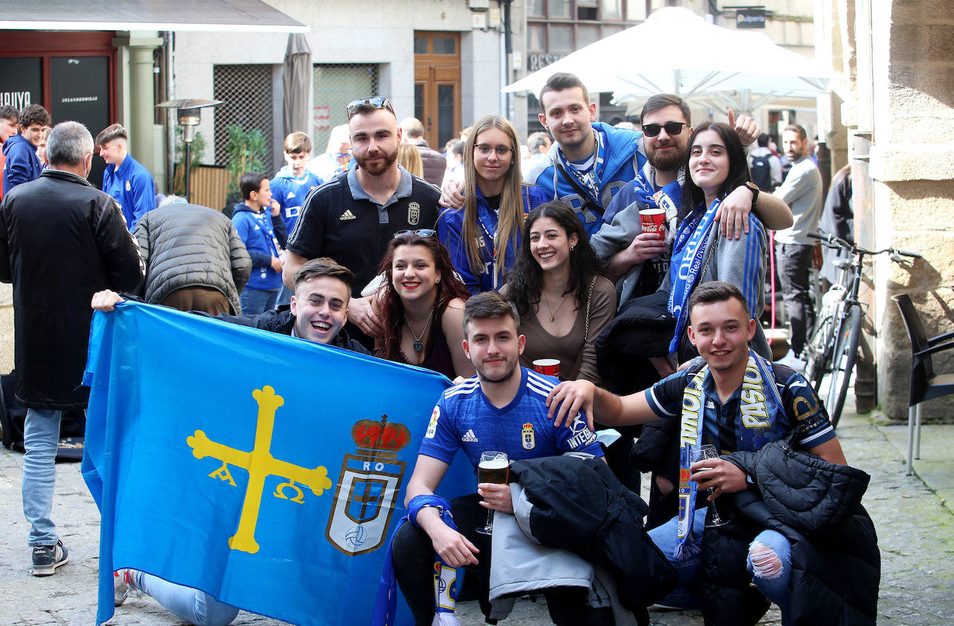 La afición del Real Oviedo ha llenado las calles de Lugo, donde el club azul se disputa este sábado los tres puntos 