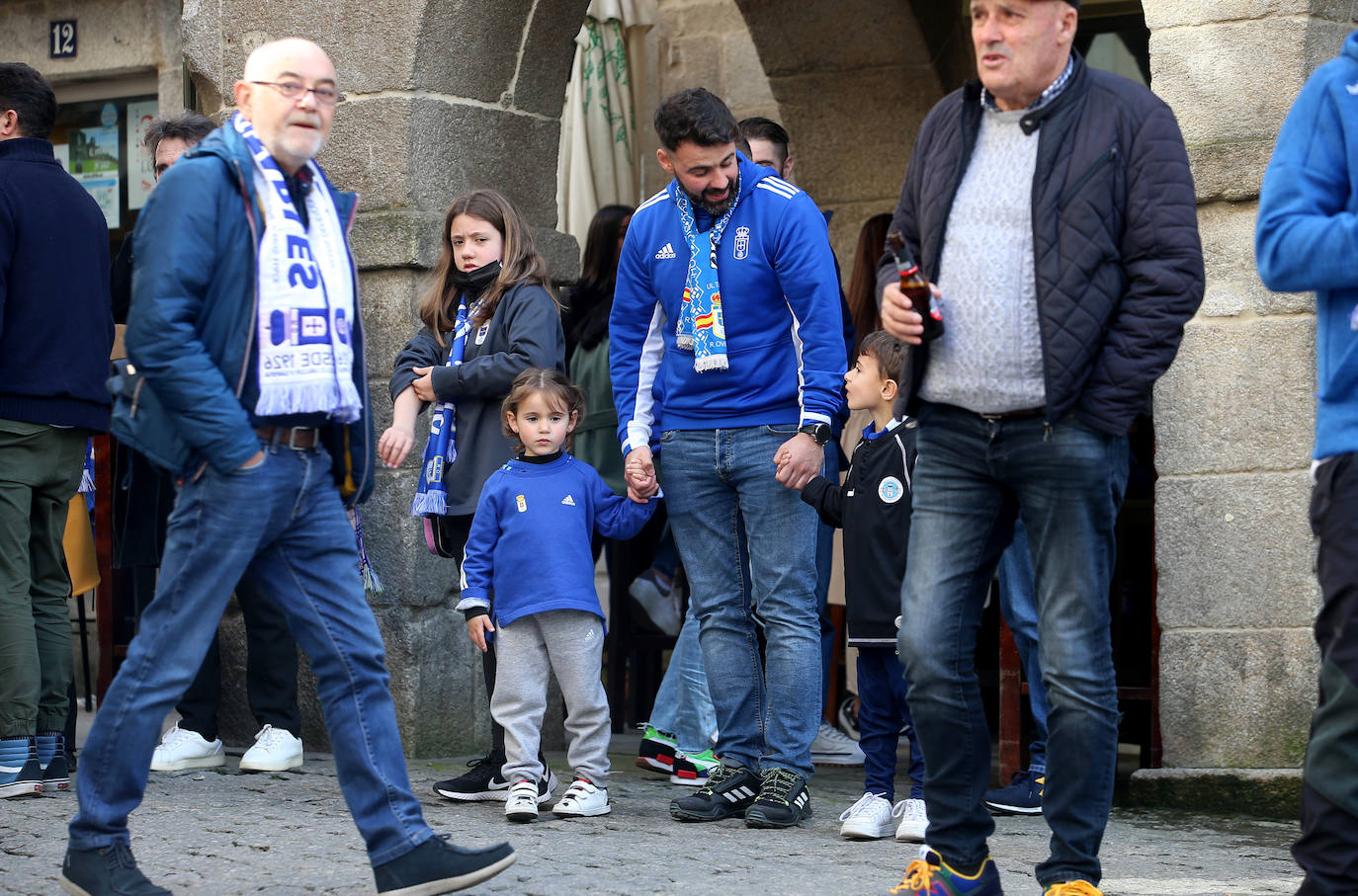 La afición del Real Oviedo ha llenado las calles de Lugo, donde el club azul se disputa este sábado los tres puntos 